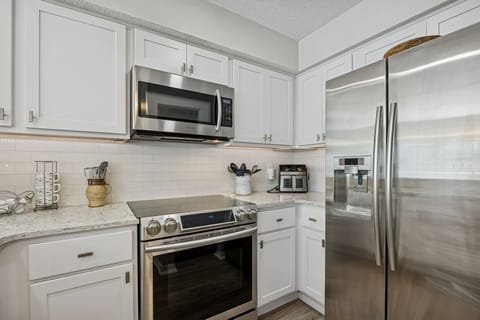 508 Kitchen: Stainless appliances - Keurig, Air Fryer, Full-stocked for cooking