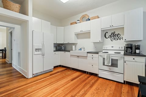 Downstairs Full Kitchen (please note: no dishwasher)