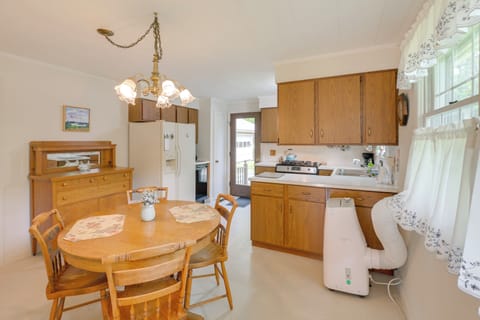 Dining Area | Dishware/Flatware Provided