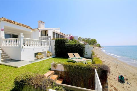 Fantastic townhouse by the beach with gardens and pool