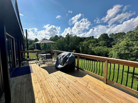 Large Rear Deck with Grill