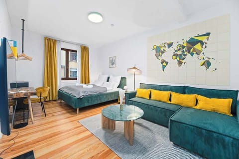 Die Couch lädt zum Entspannen ein, und das Bett sorgt für erholsame Nächte.