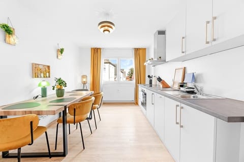 Willkommen in der größzügigen Küche mit Sitzmöglichkeit für bis zu 6 Personen.