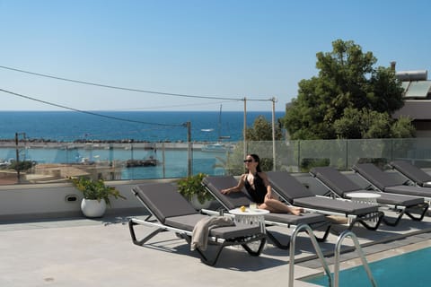 
Introducing EmJo Villa: Panormo’s seaside charm with effortless Cretan luxury.
