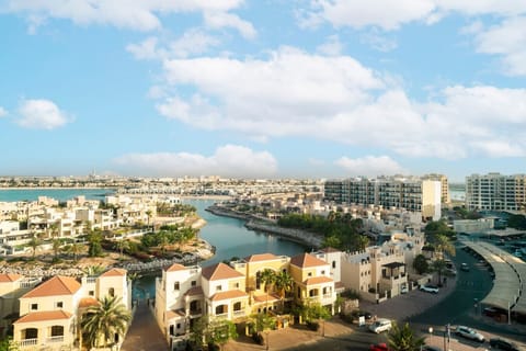 Stunning View: Enjoy panoramic vistas of tranquil waters and vibrant architecture!