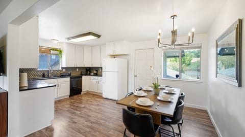Open kitchen & dining combo