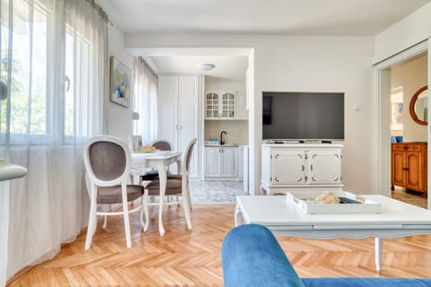 Living room, dining area and kitchen 