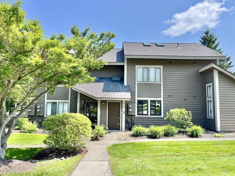 Welcome to Highlands Breeze Loft, your mountain getaway at Hidden Valley in the Laurel Highlands!
