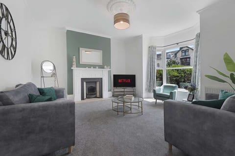 Spacious open-plan living room and a dining area, benefits from a Smart TV with Netflix and other streaming platform.