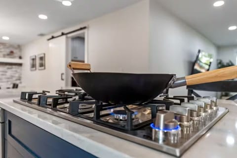 full kitchen amenities for all your cooking needs.
 