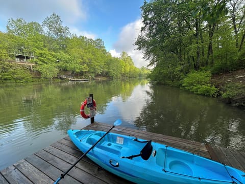 Two kayaks, lake mat and dock available for guest use
