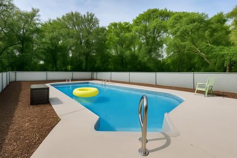 Fort Walton Beach Vacation Rental | 4BR | 2BA | 1,400 Sq Ft | Step-Free Access l Floaters are for staging only