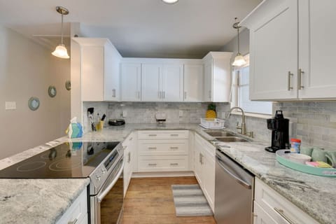 Kitchen | Coffee Maker | Dishware & Flatware | Ice Maker