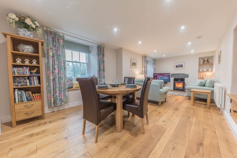 Cragg Cottage sitting room with dining area for 4