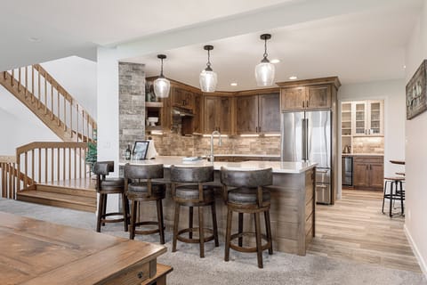 Bright and functional, this well-appointed kitchen makes it easy to feel right at home. Open sight lines and thoughtful details make cooking here a delight.