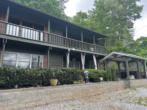 Private 2 bedroom with extra living/sleeping space for up to 6; hot tub