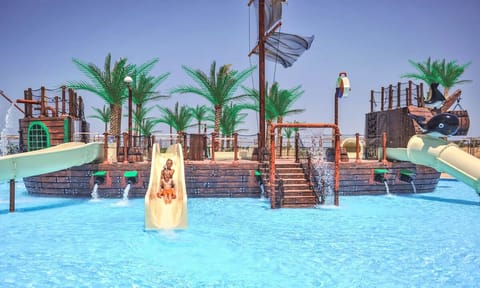 Discover quiet corners around the circular pool and loungers.