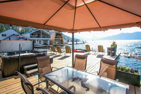 Escape to this charming lakeside rental, where comfort meets stunning views.
Shaded Dining Area: Enjoy meals al fresco under a spacious canopy, with a stylish glass-top table perfect for gatherings.