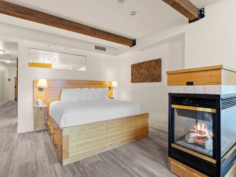 King Bed / Fireplace