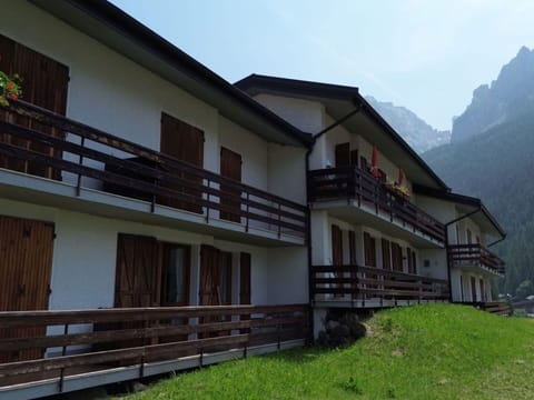 Swimming Pool, Shade, Resort, Landscaping, Resort Town, Fence, Hotel, Seaside Resort