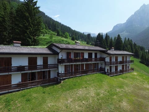 Swimming Pool, Shade, Resort, Landscaping, Resort Town, Fence, Hotel, Seaside Resort