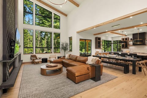 Grand Mountain Estate. - Cozy interior with 25ft. ceiling!