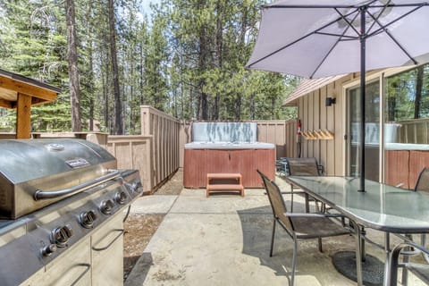 Fawn 1- Patio with Hot tub and BBQ