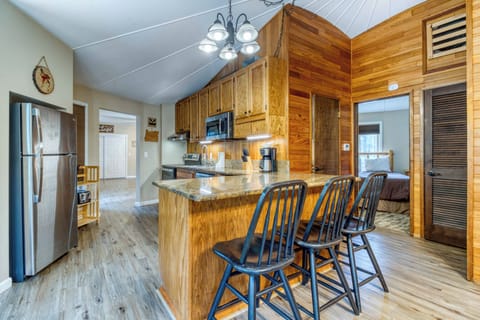 Fawn 1- Kitchen with Bar seating