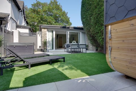 Front garden with hot and sauna