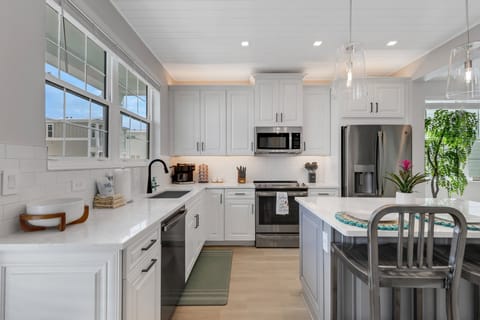 Kitchen - Ample countertop space