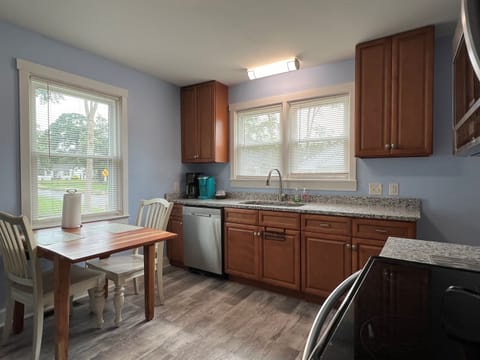 Kitchen with Kitchen taqble and dishwasher