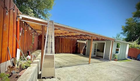 ad7e65e7-65a8-4e05-b0ac-d4e06a0f41c5