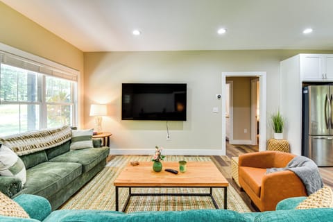 Living Area | Queen Sleeper Sofa | Smart TV | Board Games