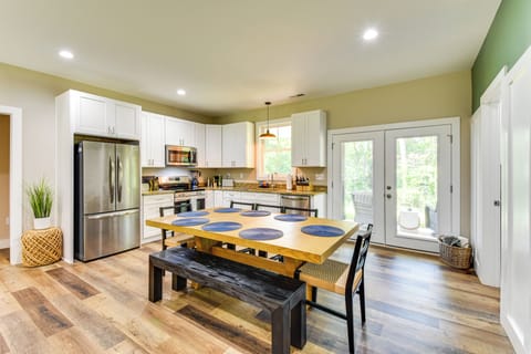 Dining Table | Dishware/Flatware