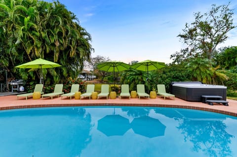  Whether in the hot tub or on a lounger, comfort is guaranteed. 