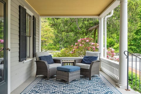 Spacious front patio with plenty of seating.