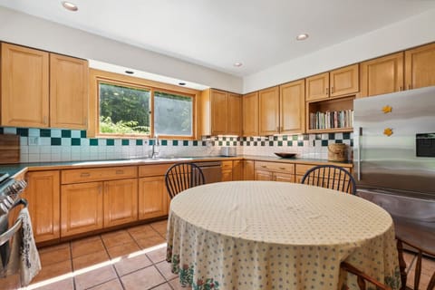 Fully equipped kitchen with a large eat-in kitchen table. We provide all the essentials for you to enjoy a meal at home.