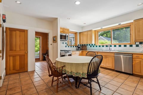 Fully equipped kitchen with a large eat-in kitchen table. We provide all the essentials for you to enjoy a meal at home.