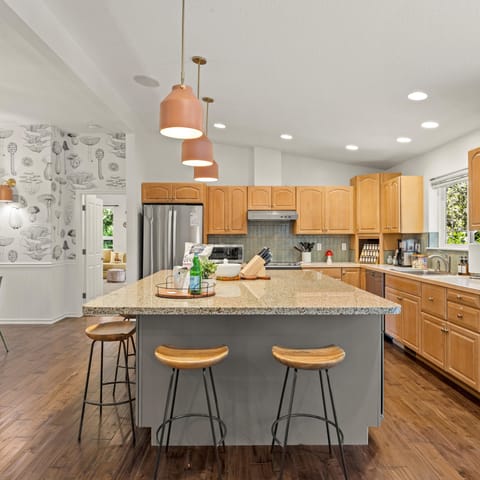 Fully stocked kitchen, bar seats 5