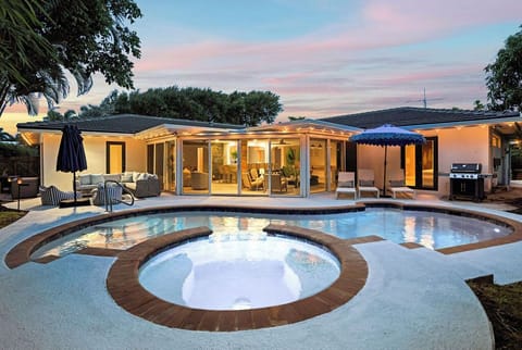 Your private paradise awaits! 🌴 Dive into the sparkling pool or unwind in the bubbling hot tub – the ultimate relaxation spot under the sun. ☀️💦