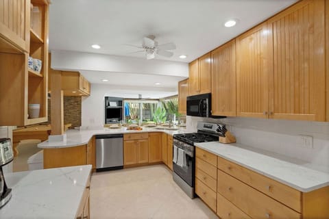 Discover a chef's delight! ✨ This fully equipped kitchen provides everything you need, from modern appliances to plenty of storage, making meal prep a breeze. 🧑🍳🍽️