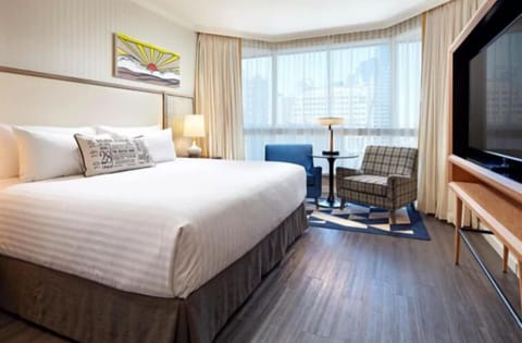 Unit w/ King size bed
Exact unit will be assigned upon arrival. Views, colors and decor may vary.