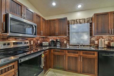 Eat-in open concept custom built gourmet kitchen is fully equipped.