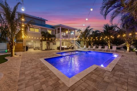 Backyard oasis--Heated saltwater pool & spa, 6 poolside loungers, and 2 hammocks