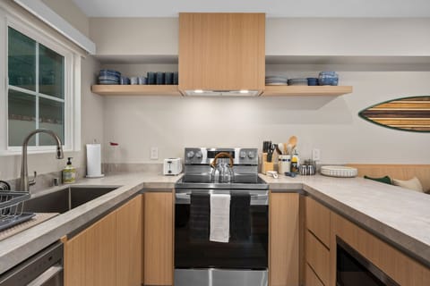 Bright, Breezy & Built for Gatherings
Whether you’re prepping snacks for the beach or enjoying takeout from nearby restaurants, this kitchen does it all