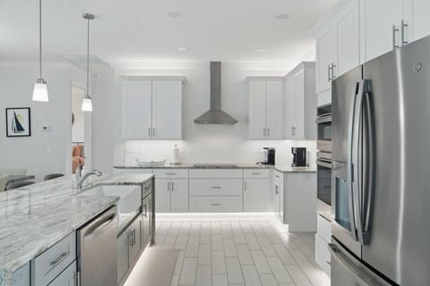 Sleek counters & appliances