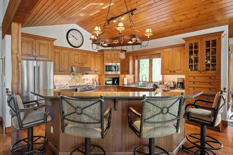 Breakfast bar with seating for four