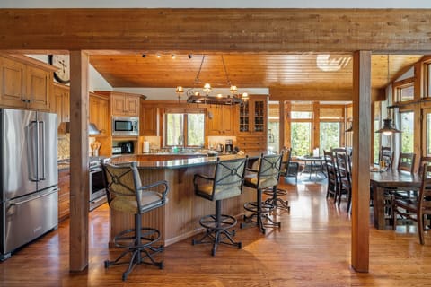 Dining area flows into the kitchen
