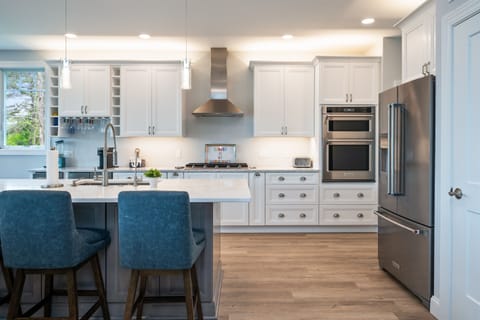 Modern kitchen with stainless steel appliances, quartz countertops, and island seating—perfect for cooking and gathering. 🍽️✨☕