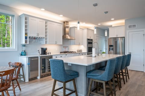 Modern kitchen with stainless steel appliances, quartz countertops, and island seating—perfect for cooking and gathering. 🍽️✨☕
